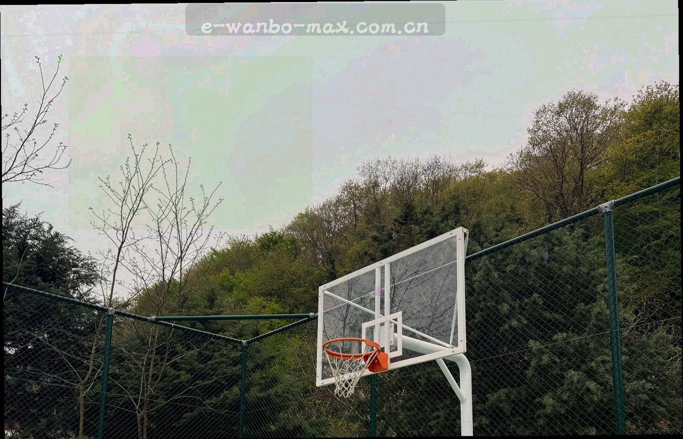 深靛蓝夜空下的信号塔抽象轮廓与同心波纹，暖金细线标注响应时段，画面中无人物
